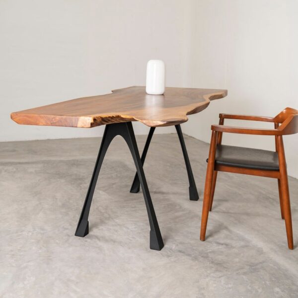 Splay table legs