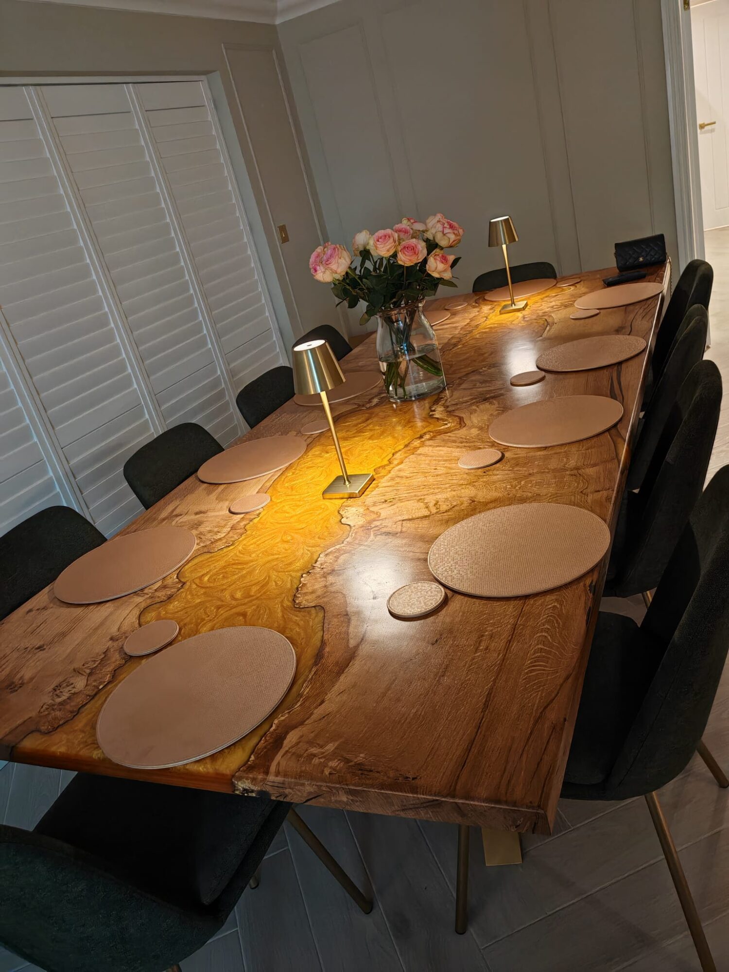 Pippy oak with gold resin, set for dinner