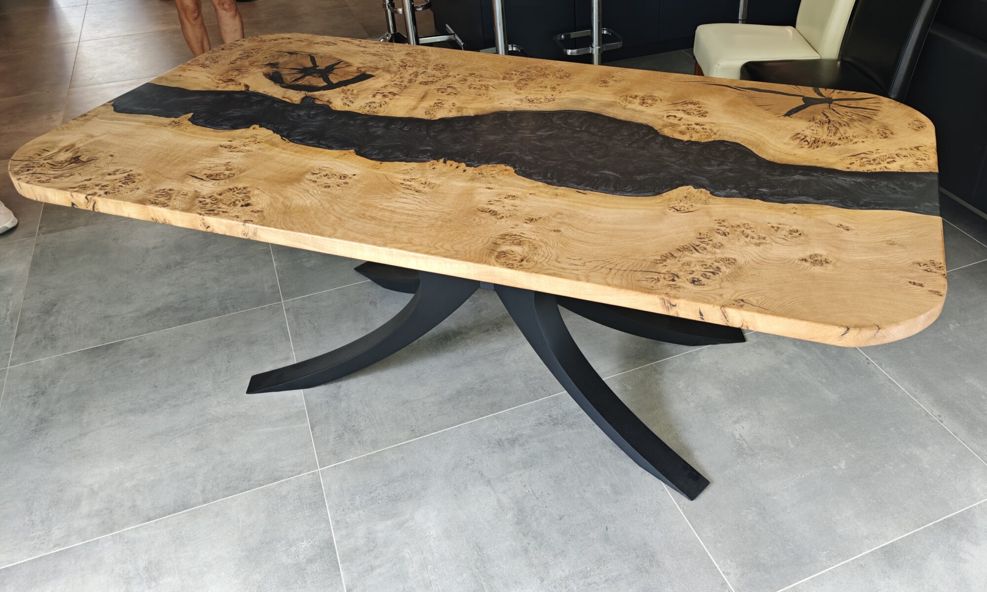 Pippy oak dining table
