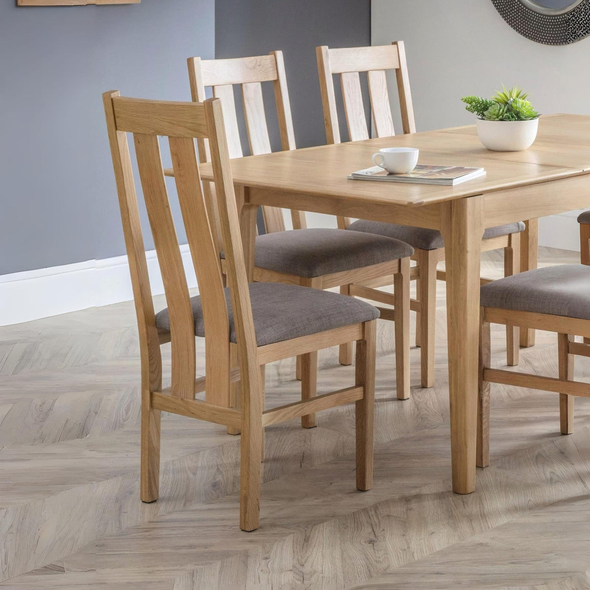 Quercia dining chair in Oak